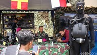 Warga yang hadir dipersilakan untuk mencoba beberapa persenjataan milik TNI.
