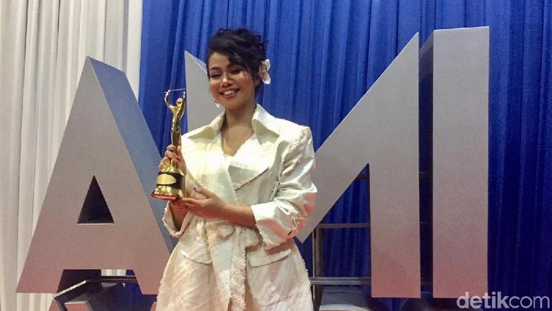 Yura Yunita Tak Menyangka Menang AMI Awards 2 Tahun Berturut-turut Foto: Gabriella Wijaya/ detikHOT Yura Yunita Tak Menyangka Menang AMI Awards 2 Tahun Berturut-turut Foto: Gabriella Wijaya/ detikHOT