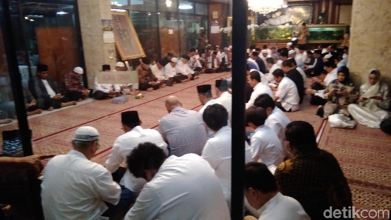 Keluarga Cendana Gelar Yasinan 11 Tahun Wafatnya Soeharto Keluarga Cendana Gelar Yasinan 11 Tahun Wafatnya Soeharto