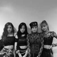 Kekhawatiran fans dan netizen terhadap dua personel Blackpink ini muncul setelah berat badan Lisa dan Rose terungkap ke publik. Menurut fans, di antara empat personel Blackpink, Lisa lah yang tubuhnya terlalu kurus. Foto: Instagram @blackpinkofficial