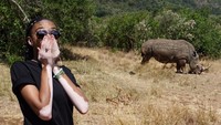 Winnie liburan ke Maasai Mara di Kenya. Winnie bersafari melihat badak sampai zebra. (winnieharlow/Instagram)