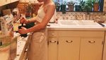 Hobi Masak, Ini Gaya Cantik Amber Heard Saat di Dapur