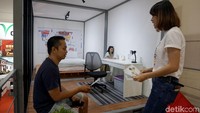 Pengunjung merasakan dan mencari informasi di booth WEGE. Hingga kini WEGE telah mengembangkan 4 tipe produk modular, yaitu; Villa, Rumah Sederhana Tapak (RST), Toilet Pods dan Stack Building Container). 