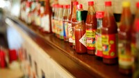 Menambahkan saus kesukaan pada telur dadar sebelum dimasak sebenernya tak masalah. Ini justru membuat sarapan Anda lebih nendang. Foto: Istimewa