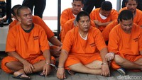 Para tersangka dihadirkan dengan tangan diborgol. Mereka juga memakai baju tahanan BNN.