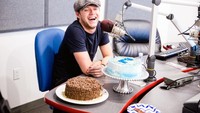 Hadir dalam sabuah siaran radio, Niall mendapatkan kue cokelat dan kue berwarna biru. Wah kelihatannya enak-enak, ya? Foto: Instagram @niallhoran