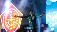 Via menyanyikan lagu pertamanya, Sayang.