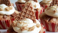 Cupcakes juga makin cantik dihiasi memaran dan potongan stroop wafel. Foto: Instagram @boterkaaseirenblog