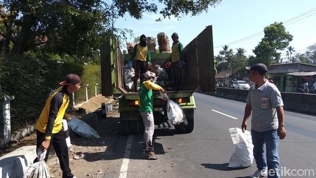 Gerakan memungut sampah tiap Jumat di Jateng. 