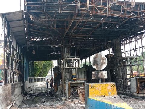 Gerbang Tol Pejompongan, Jakarta, hangus terbakar, Kamis (27/9/2018)