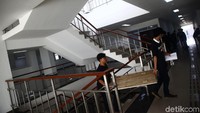 Pekerja mempersiapkan Wisma Atlet Kemayoran yang akan dipakai oleh atlet Asian Para Games 2018.