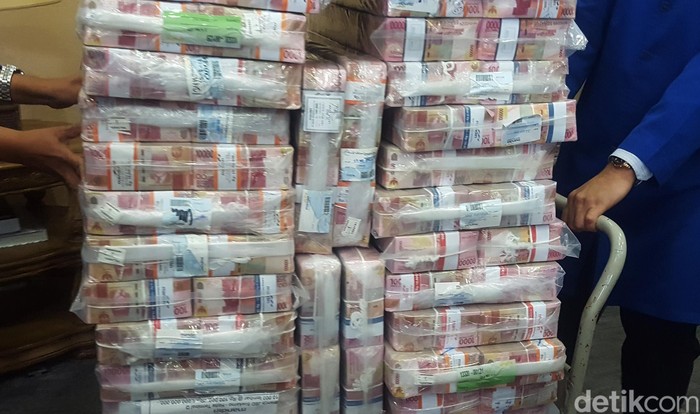 Pengembalian Uang Korupsi Samadikun

Kepala Kejaksaan Tinggi DKI Jakarta Toni Spontana (tengah) menyerahkan secara simbolis kepada Wakil Direktur Utama Bank Mandiri Sulaiman A. Arianto (ketiga kanan) uang ganti rugi korupsi Bantuan Likuidasi Bank Indonesia (BLBI) dengan terpidana Samadikun Hartono di Gedung Bank Mandiri, Jakarta, Kamis (17/5/2018). Mantan Komisaris Utama PT Bank Modern Samadikun Hartono terbukti korupsi dana talangan BLBI dan dihukum 4 tahun penjara serta diwajibkan mengembalikan uang yang dikorupsinya sebesar Rp 169 miliar secara dicicil. Grandyos Zafna/detikcom

-. Petugas merapihkan tumpukan uang milik terpidana kasus korupsi BLBI Samadikun di Plaza Bank Mandiri.