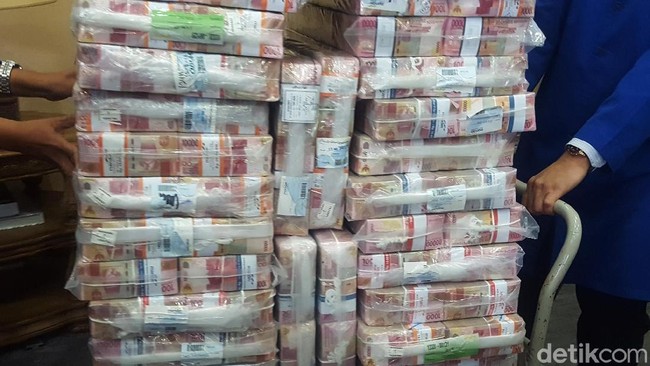 Guru Honorer Gaji Rp 350.000 Tinggal di WC, Anggaran Negara Nggak Cukup?