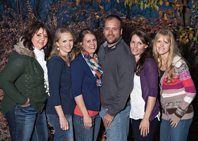 Brady Williams kini melabeli dirinya sebagai public figure. Dia memang populer setelah membintangi reality show My Five Wives yang ditayangkan stasiun televisi Amerika Serikat, TLC. Seperti judul reality shownya, Brady hidup berpoligami dengan memiliki lima istri yaitu Paulie, Robyn, Rosemary, Nonie dan Rhonda. Foto: Dok. Facebook Brady and Wives