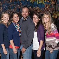 Brady Williams kini melabeli dirinya sebagai public figure. Dia memang populer setelah membintangi reality show My Five Wives yang ditayangkan stasiun televisi Amerika Serikat, TLC. Seperti judul reality shownya, Brady hidup berpoligami dengan memiliki lima istri yaitu Paulie, Robyn, Rosemary, Nonie dan Rhonda. Foto: Dok. Facebook Brady and Wives