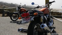 Road captain membuka jalan dengan kecepatan tinggi. Untuk mengimbanginya, detikOto juga ikut memacu Royal Enfield Interceptor yang cocok dengan gaya hidup California ini dengan kecepatan tinggi di highway.