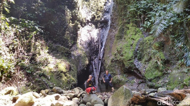 Foto: Curug Panganten yang asyik buat basah-basahan di Ciamis (Dadang/detikTravel) Foto: Curug Panganten yang asyik buat basah-basahan di Ciamis (Dadang/detikTravel)