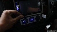 Tak lupa karena ini mobil yang punya mahasiswa yang biasanya selalu eksis, ada charger baterai handphone dipasang di setiap sudut mobil. 
