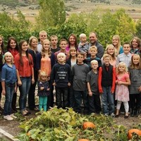 Brady mengklaim para istri dan anak-anaknya hidup rukun. Dari tayangan reality show My Five Wives hal itu pun terlihat. Setiap malam keluarga Brady makan malam bersama. “Ini tidak rumit. Kami saling mencintai,” katanya. Foto: Dok. Facebook Brady and Wives