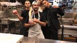 Hobi Masak, Ini Gaya Cantik Amber Heard Saat di Dapur