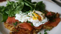 Kamu bisa buat telur orak arik yang dipadu dengan ikan salmon asap dan satu sendok cream cheese. Rasanya enak, lho! Foto: Istimewa