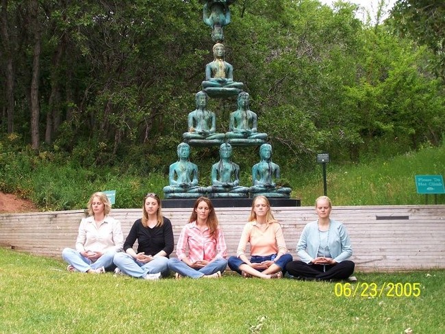 Seperti pada umumnya pria yang berpoligami, Brady pun membagi waktunya di antara lima istrinya itu. Setiap istrinya mendapatkan waktu bersamanya selama enam hari. Foto: Dok. Facebook Brady and Wives