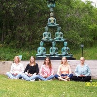 Seperti pada umumnya pria yang berpoligami, Brady pun membagi waktunya di antara lima istrinya itu. Setiap istrinya mendapatkan waktu bersamanya selama enam hari. Foto: Dok. Facebook Brady and Wives