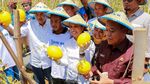 Semringahnya Menteri Rini saat Panen Melon