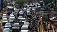 Tetapi proyek LRT Cawang-Cibubur memberikan dampak kemacetan yang parah serta mengambil hak pejalan kako di pedestrian.