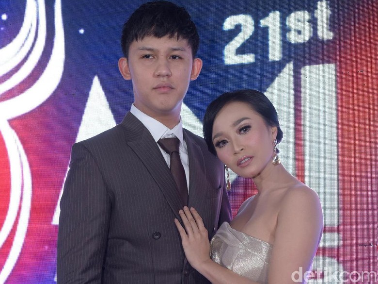 Crazy Over You, Ungkapan Cinta Rinni Wulandari untuk Keluarga Foto: Noel/detikHOT Crazy Over You, Ungkapan Cinta Rinni Wulandari untuk Keluarga Foto: Noel/detikHOT