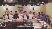 Mampir ke Tokyo, Jepang. Niall dan teman-temannya sempat makan malam seru di sebuah restoran Tepanyaki khas Jepang. Lengkap dengan bir dingin dari Sapporo tentunya. Foto: Instagram @niallhoran