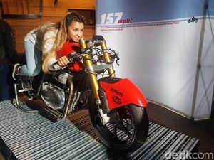 Gokil! Cewek 18 Tahun Pecahkan Rekor 200 Km/Jam Naik Royal Enfield