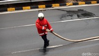 Sebanyak 12 mobil pemadam dikerahkan ke lokasi.