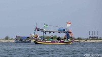 Para nelayan mempersiapkan jala dan berbagai peralatan lainnya saat sedang melaut.