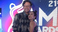 Dwi Sasono dan Widi Mulia pamer kemesraan di karpet merah AMI Awards 2018. Foto: Noel/detikHOT