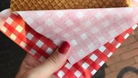 Kalau ingin lebih puas, beli stoop wafel dengan ukuran besar. Tanpa tambahan apa juga enak. Foto: Instagram @beautyinluv-official