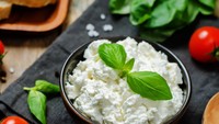 Menambahkan olahan susu seperti yogurt, keju cottage, dan ricotta ternyata memberikan tekstur berbeda pada sajian telur. Gordon Ramsay bahkan menggunakan creme fraiche agar telur gorengnya tak kematangan. Chrissy Teigen juga sering memadukan telur dengan heavy cream. Foto: Istimewa
