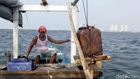 Pencabutan izin pembangunan itu diharapkan dapat memberikan dampak positif bagi para nelayan di pesisir teluk Jakarta.