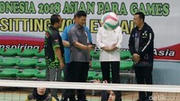 Jokowi meninjau kesiapan atlet dengan didampingi Menpora Imam Nahrawi dan Ketua Indonesia Asian Para Games 2018 Organizing Committee (Inapgoc) Raja Sapta Oktohari.