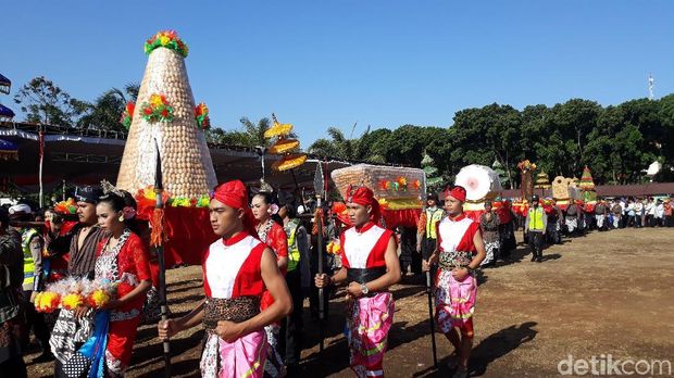 Puncak Perayaan Suro, Ribuan Warga Magetan Berebut Bolu Rahayu