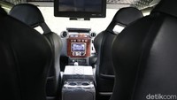Bagian dalam menjadi fokus modifikasi berikutnya. Bagian dashboard asli mobil dicopot dan diganti dengan dashboard custom Puma.