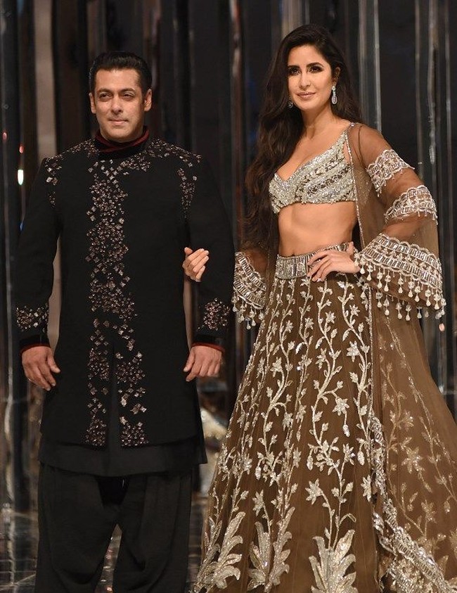 Salman Khan kini telah berusia setengah abad lebih dan masih betah melajang. Ia pun mengungkapkan jika menikah merupakan hal yang kompleks baginya. Meskipun mendambakan pernikahan suatu hari nanti, Salman mengaku dirinya adalah pribadi yang rumit. Ia khawatir jika nantinya tak akan punya waktu untuk memikirkan keluarga. Foto: AFP