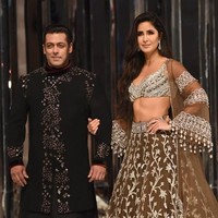 Salman Khan kini telah berusia setengah abad lebih dan masih betah melajang. Ia pun mengungkapkan jika menikah merupakan hal yang kompleks baginya. Meskipun mendambakan pernikahan suatu hari nanti, Salman mengaku dirinya adalah pribadi yang rumit. Ia khawatir jika nantinya tak akan punya waktu untuk memikirkan keluarga. Foto: AFP