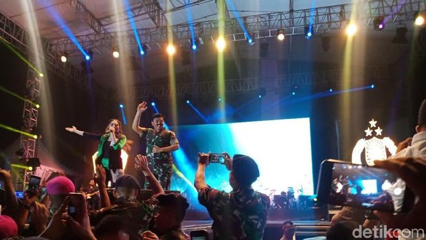 Panglima TNI, Anies Baswedan di Monas