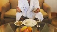 Balance is key to everything, especially when it comes to food! tulis Enrique pada keterangan fotonya. Ia siap makan nasi, lauk dan buah-buahan. Foto: instagram @enriquegil17