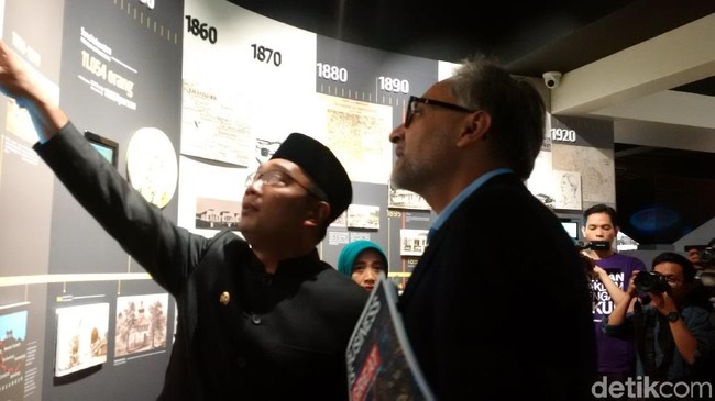 Cara Ridwan Kamil Kurangi Kemacetan Tol Jakarta-Bekasi
