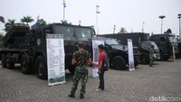 Disetiap sudut terdapat personel yang siap untuk menjawab pertanyaan seputar alutsista yang dipamerkan.
