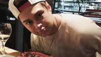 Wow! Iga bakar yang baru saja matang ini seperti akan jadi santapan makan malam Enrique nih. Sebelum disantap, pose dulu bersama makanan enak ini. Foto: instagram @enriquegil17