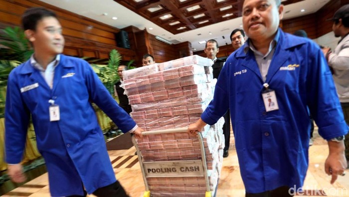 Pengembalian Uang Korupsi Samadikun

Kepala Kejaksaan Tinggi DKI Jakarta Toni Spontana (tengah) menyerahkan secara simbolis kepada Wakil Direktur Utama Bank Mandiri Sulaiman A. Arianto (ketiga kanan) uang ganti rugi korupsi Bantuan Likuidasi Bank Indonesia (BLBI) dengan terpidana Samadikun Hartono di Gedung Bank Mandiri, Jakarta, Kamis (17/5/2018). Mantan Komisaris Utama PT Bank Modern Samadikun Hartono terbukti korupsi dana talangan BLBI dan dihukum 4 tahun penjara serta diwajibkan mengembalikan uang yang dikorupsinya sebesar Rp 169 miliar secara dicicil. Grandyos Zafna/detikcom

-. Petugas merapihkan tumpukan uang milik terpidana kasus korupsi BLBI Samadikun di Plaza Bank Mandiri.
