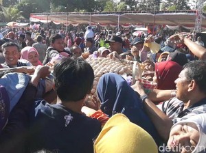 Puncak Perayaan Suro, Ribuan Warga Magetan Berebut Bolu Rahayu